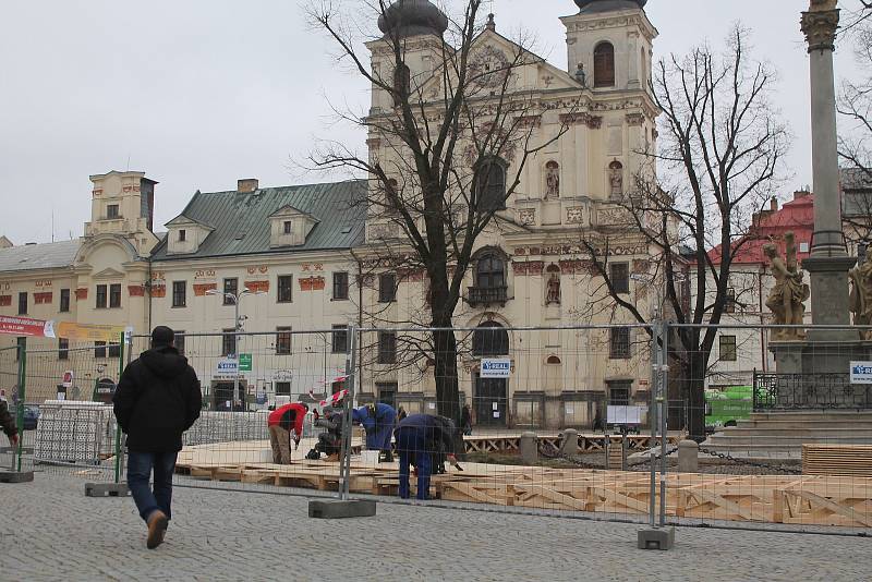 V  pátek odpoledne se na stavbě kluziště už opět pracovalo.