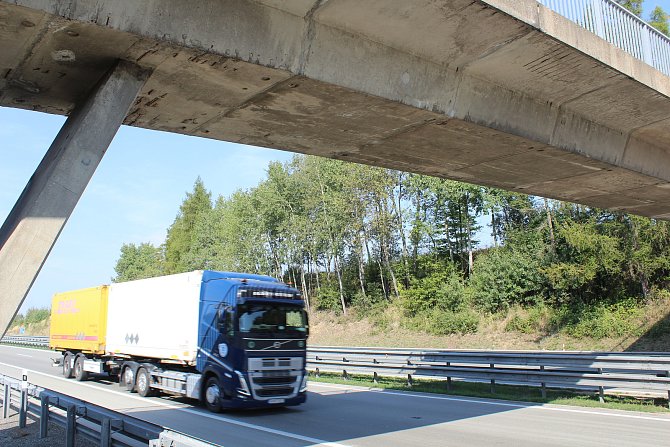 Most přes dálnici D1 u Řehořova je ve špatném stavu a do třiceti dní půjde k zemi.