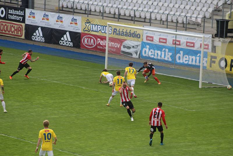 V prvním poločase utkání FC Vysočina Jihlava - FK Viktoria Žižkov nevyužil Lukáš Zoubele (držící se za hlavu) velkou šanci.