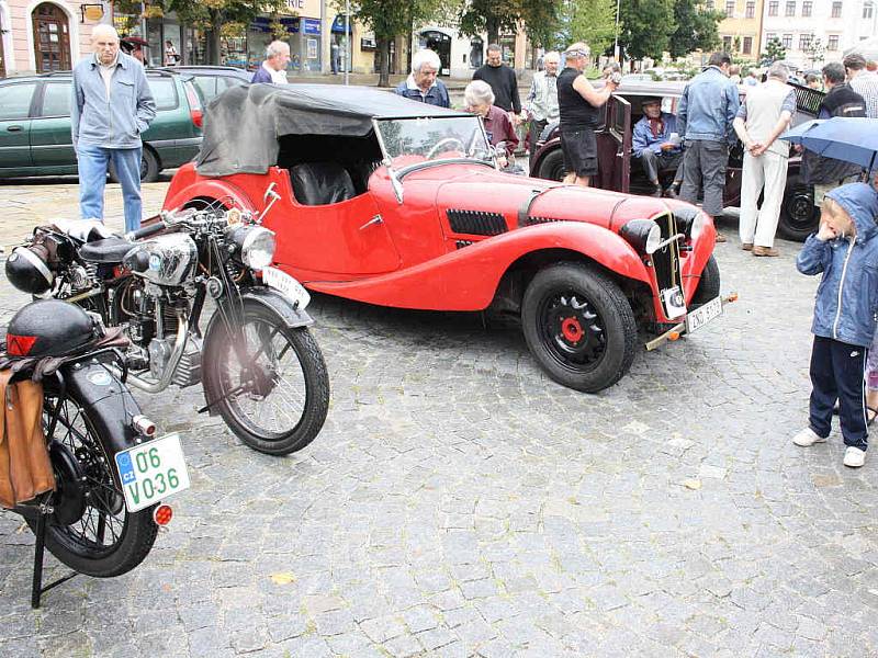 V sobotu dopoledne lákaly lidi do centra Jihlavy historické automobily a motocykly.