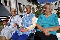 Babičky z domova důchodců ve Ždírci si nezávidí. Žádná z nich nemá měsíčně více než 1300 korun. Těm šťastnějším něco přidají děti a vnoučata. Ty méně šťastné nemají na zaplacení léků ani na kadeřníka. 
