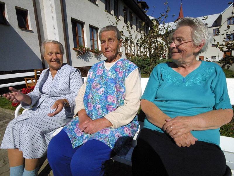 Babičky z domova důchodců ve Ždírci si nezávidí. Žádná z nich nemá měsíčně více než 1300 korun. Těm šťastnějším něco přidají děti a vnoučata. Ty méně šťastné nemají na zaplacení léků ani na kadeřníka. 