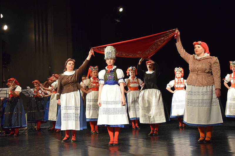 TRADICE. V sobotu se v jihlavském Domu kultury přestavilo celkem třináct folklorních souborů z celé České republiky. Konal se tam již devátý ročník celostátní přehlídky choreografií folklorních souborů. Jihlavským zástupcem byl soubor Pramínek Jihlava, kt