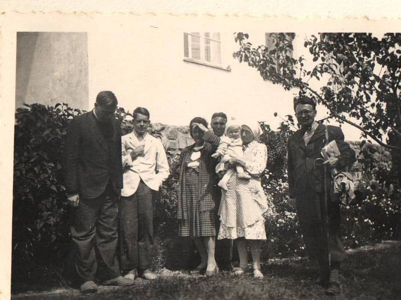 Rok 1945. Návštěva rodiny Reynkových.