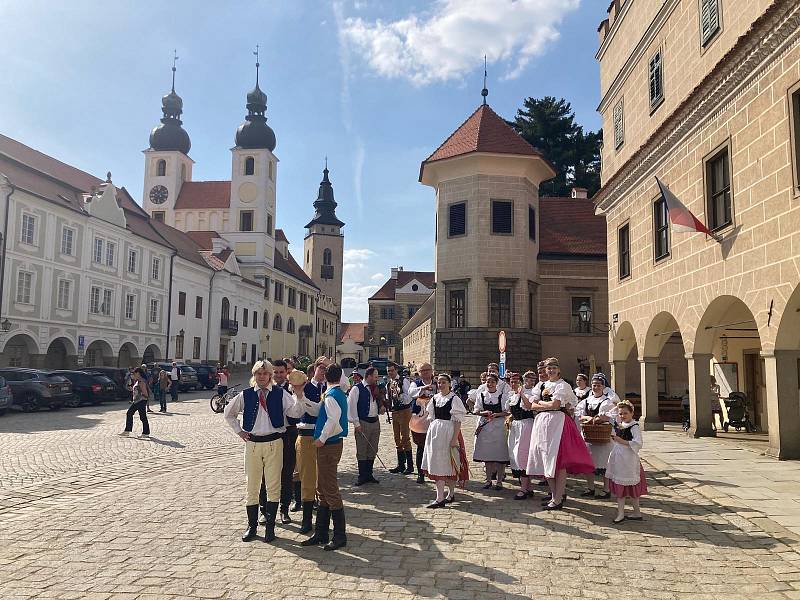 Tradice stavění máje folklorního souboru Podjavořičan Telč. Rok 2022.