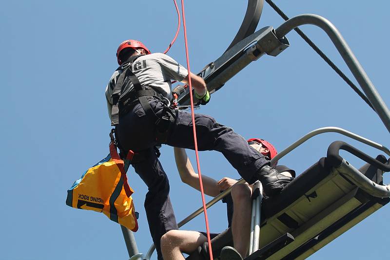 Na jediné čtyřsedačkové lanovce v kraji si záchranáři zkoušeli evakuaci.