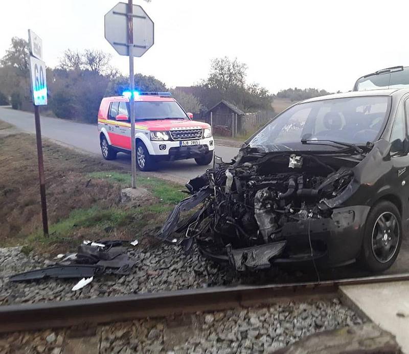 Nehoda vlaku a auta na Vysočině.