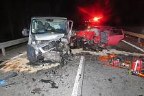 Tragická nehoda dodávky a osobního auta u Stonařova.