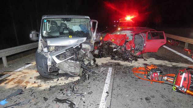 Tragická nehoda dodávky a osobního auta u Stonařova.