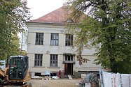 Budova bývalé měšťanské školy stojí ve Stonařově už sto let. Díky rekonstrukci může chytit druhý dech.