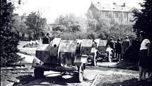 Zčásti rozebraná děla menší ráže koncem jara 1945 v jednom z jihlavských parků.