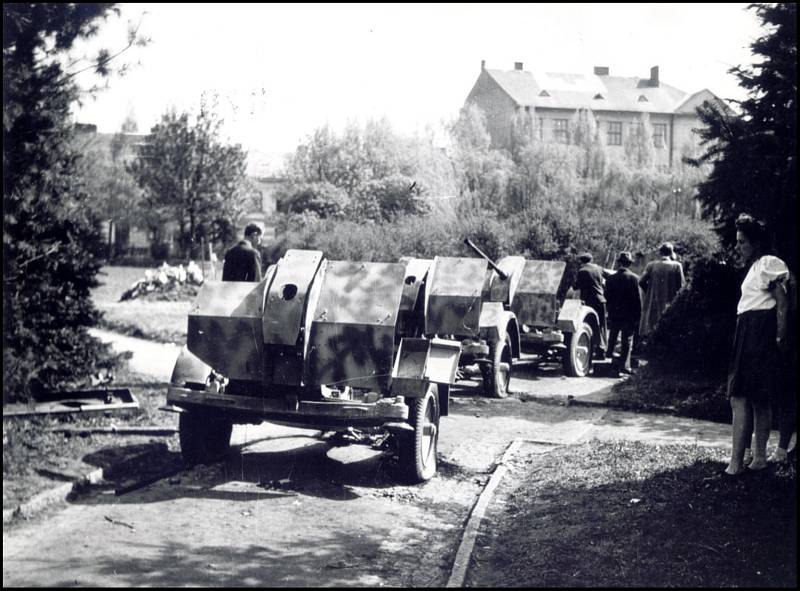 Zčásti rozebraná děla menší ráže koncem jara 1945 v jednom z jihlavských parků.