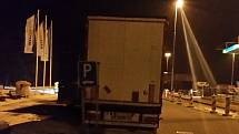 Nevhodně zaparkované kamiony na dálnici D1.