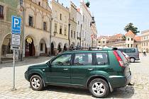 V létě smí na náměstí v Telči jen auta s parkovací kartu a dopravní obsluha, turisté musí parkovat jinde.