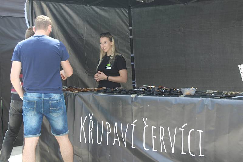 Burger Street Festival bude za jihlavským Cityparkem celý víkend. Lidé si mohou vybírat u více než desítky stánků.