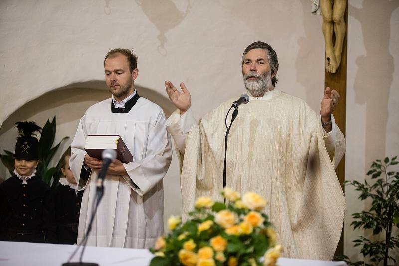 Tradiční průvod krojovaných jihlavských havířů ke Kostelu svatého Jana Křtitele v Jihlavě.