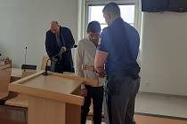 Davida Diňu do soudní síně přivedla vezeňská stráž z vazy.