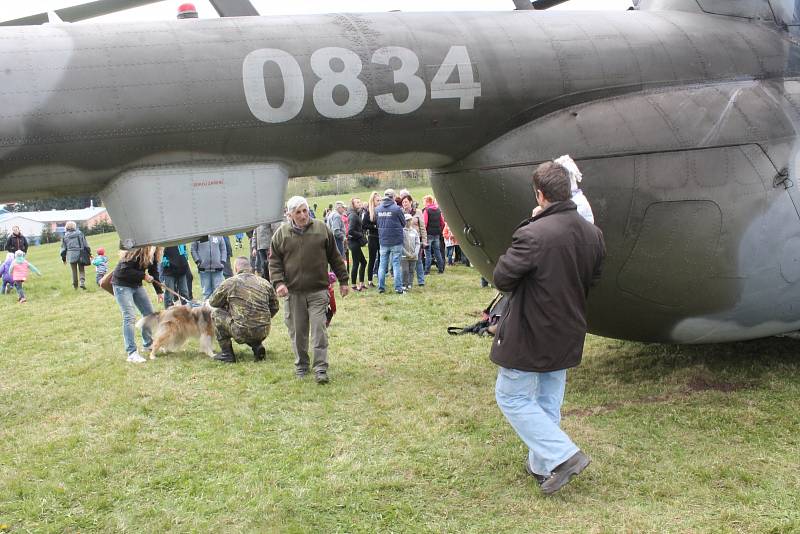 Návštěvníci akce k výročí paravýsadku Out Distance si mohli prohlédnout vojenský vrtulník Armády České republiky. Parašutisté se potom snesli z nebe.