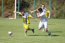 Fotbalisté Dobronína (na archivním snímku v modrožlutém) sice doma vstřelili do sítě béčka Ždírce nad Doubravou čtyři branky, z utkání přesto nemají ani bod.