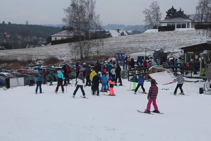 Lyžaři v Lukách nad Jihlavou, kde je jediná čtyřsedačková lanovka v kraji. Ilustrační foto.