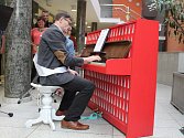 První piano, které je komukoliv volně k dispozici, stojí v Jihlavě od června ve volně přístupné pasáži Horáckého divadla.