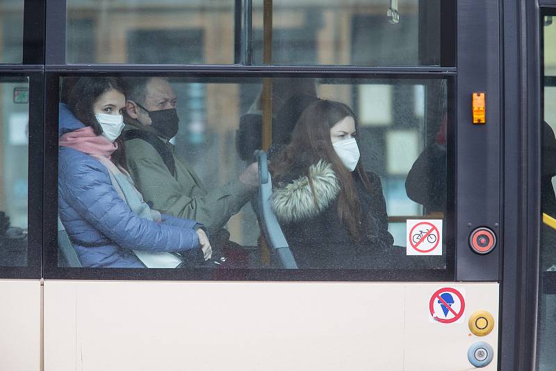 Povinnost zakrytí úst a nosu v MHD v Jihlavě. Od dnešního dne musí lidé povinně nosit respirátory nebo dvě chirurgické roušky na sobě.