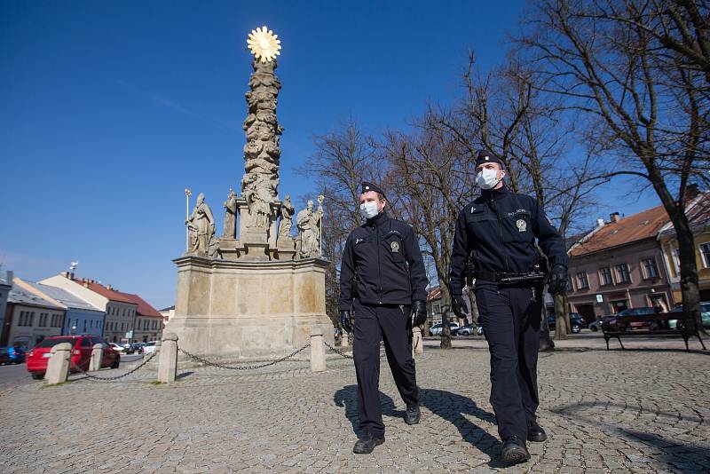 Policie České republiky v sobotu 11. dubna 2020 v Polné při kontrole dodržování nařízení vlády o nošení roušek na veřejném prostranství.