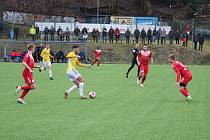 Během zimy nepoznali jihlavští fotbalisté (na snímku ve žlutém při utkání se Startem Brno) v osmi zápasech hořkost porážky.