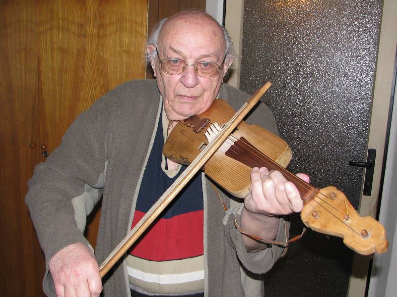 Míla Brtník se svým oblíbeným hudebním nástrojem, se skřipkami. Na fotce zrovna slavil 85. narozeniny.