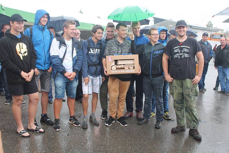 Studenti třebíčské střední školy se na stavbu nákladní vozu těší.