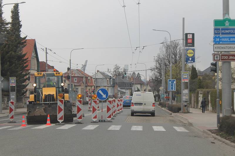 Dopravní situaci ráno ještě mírně zkomplikovala havárie vodovodu v Jiráskově ulici.