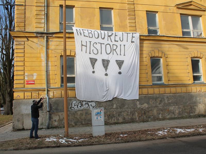 Nebourejte historii!!! Plachta s tímto nápisem včera ráno visela v ulici 17. listopadu na budově bývalých kasáren určených k demolici. Aktivisté se museli do objektu vloupat.