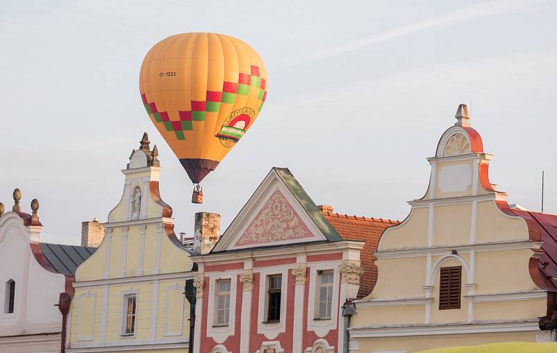 Horkovzdušné balony startovaly 25. srpna z telčského Náměstí Zachariáše z Hradce.