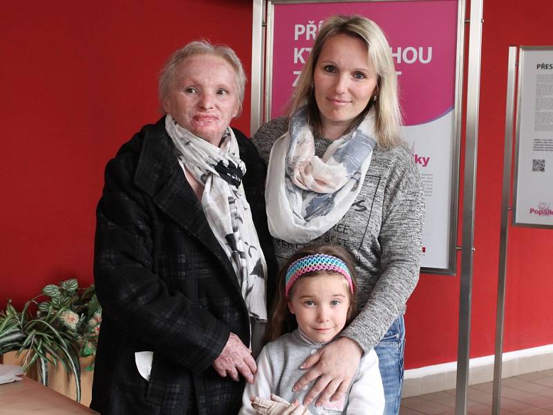 Tři hrdinky z Dobronína. Miluše Schenková (vlevo), Zuzana Hegerová i její šestiletá dcera Sofie si prošly peklem. Včera se už ale zvládly zúčastnit zahájení putovní výstavy s názvem Příběhy, které mohou zachránit život v jihlavské nemocnici.