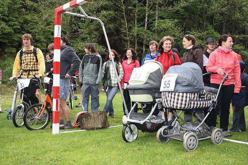 Maminky s kočárky, běžci, cyklisté i jezdci na koloběžkách. Ti všichni se v sobotu sešli v táboře u Rohozné na sedmém ročníku tradičního půlmaratonu.