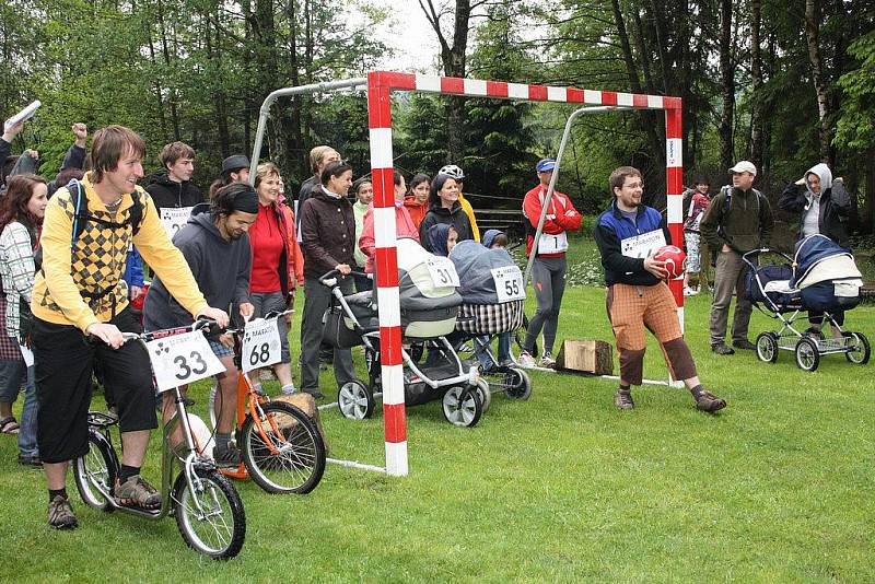 Maminky s kočárky, běžci, cyklisté i jezdci na koloběžkách. Ti všichni se v sobotu sešli v táboře u Rohozné na sedmém ročníku tradičního půlmaratonu.