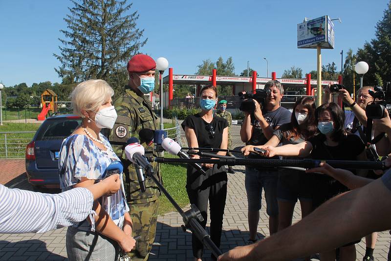 Vojáci přijeli v poslední červencový den dopoledne. Foto: Deník/