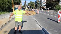 Museli bychom rozbourat a zničit autobusovou zastávku, řekl Martin Javůrek na otázku, jestli je možné se dostat k roztrženému potrubí.