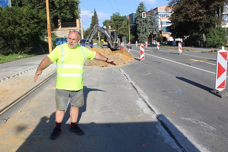 Museli bychom rozbourat a zničit autobusovou zastávku, řekl Martin Javůrek na otázku, jestli je možné se dostat k roztrženému potrubí.
