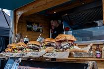 Burger Festival v Jihlavě přivítal stovky lidí. Příchozí si mohli pochutnat na burgerech  z celého světa. Foto: Deník/Adéla Poláčková