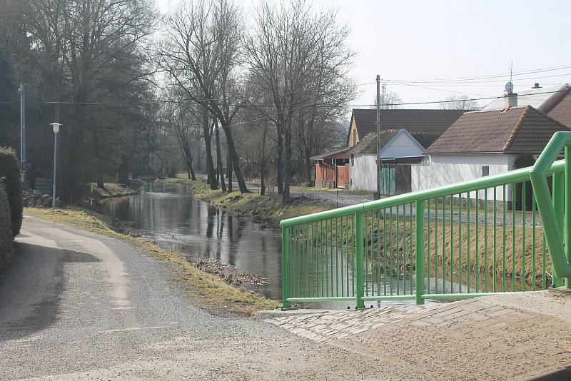 Kněžice leží na hranici okresů Třebíč a Jihlava.