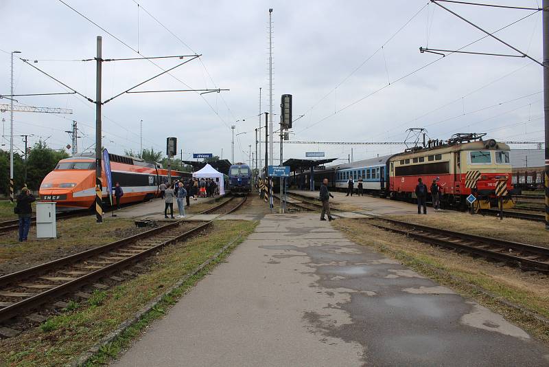 Dva stejně staré stroje, nalevo TGV, napravo česká lokomotiva.