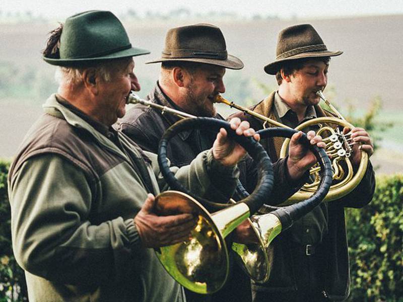 Všestranné zkoušky ohařů zahájilo slavností fanfárou trio trubačů Z Vochoze a Z Liščího vršku.