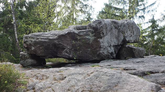 Na vrcholku Rybenských Perniček je plochý kámen s přírodními mísami. Místo jako stvořené pro pohanské  Foto: Alice Hradilová