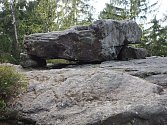 Na vrcholku Rybenských Perniček je plochý kámen s přírodními mísami. Místo jako stvořené pro pohanské  Foto: Alice Hradilová