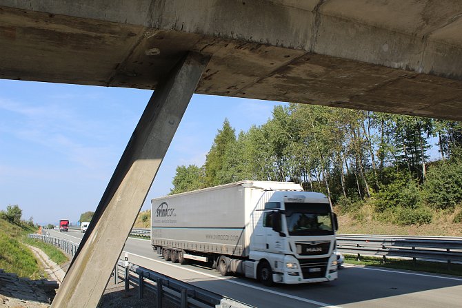 Most přes dálnici D1 u  Řehořova je ve špatném stavu a do třiceti dní půjde k zemi.