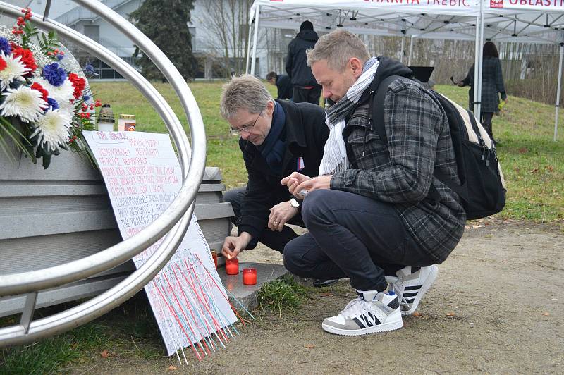 Zapálené svíčky, kytice, satirická představení i hudební vystoupení. Takové bylo páteční vzpomínání na události, které se staly 17. listopadu roku 1989. Akce, kterou pořádal Spolek pro navrácení sochy Tomáše Garrigua Masaryka do Jihlavy, probíhala v Jihla