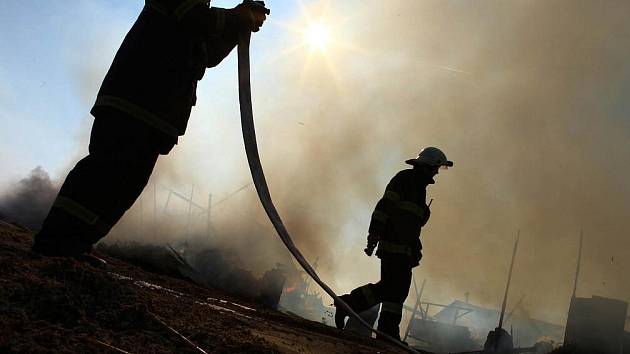 Požár skladu zemědělských strojů v Řešetově Lhotě.