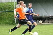 Fotbalisté Babí (v oranžových dresech) si v neděli nedokázali pohlídat smrtící meziměstské brejky a prohráli 2:5.