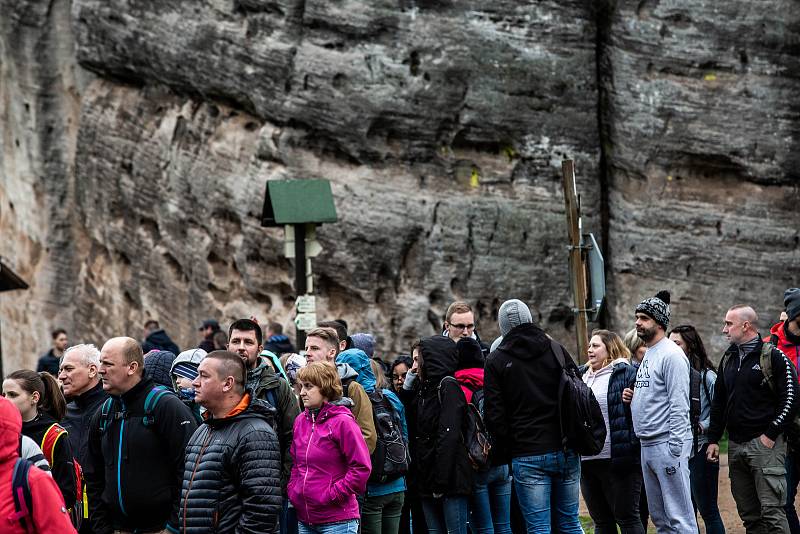 Adršpach zažívá nájezdy zejména polských turistů, stovky aut míří do skalního města. Dopravu musí řídit jak policie, tak dobrovolní hasiči.